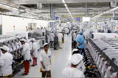 苹果iPhone要求每条生产线要有1200名工人，安卓手机只需100人图片