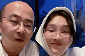 巨兴茂婚后过首个中秋节，与小15岁娇妻秀恩爱，对方颜值高身材好图片