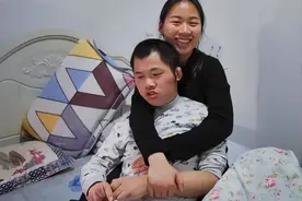 25岁姐姐每天搂着21岁脑瘫弟弟睡觉，不敢恋爱结婚，姐姐：我不配图片