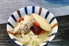 榴莲炖鸡汤，果然鲜，一点也不臭，感谢朋友圈的吃货们啊图片