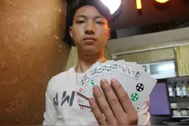 2017年小伙因麻将馆收费贵，发明了纸牌麻将，有人欲出50万买专利图片