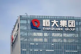 许家印老宅 新帖春联被撕 院里树被砍 这是谁干的图片