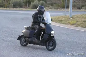 被迫失去了未来感 胡斯瓦纳Vektorr电动踏板路试车曝光图片