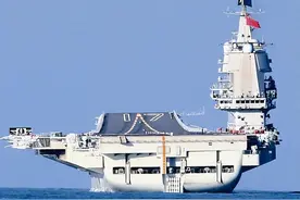 中美航母交锋，台媒称解放军竖起东风导弹，美军航母看到后掉头就跑图片