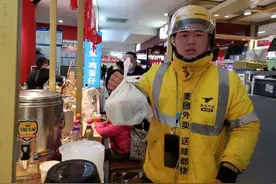 新春走基层|石家庄外卖骑手张阳：过年不回家，不全是为了多赚钱……图片