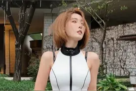 聂小雨抱怨三亚比北京冷，长期穿紧身衣露肚脐，创作风格引人担忧图片