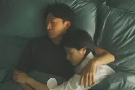 《一路朝阳》中的熟脸不少，认出了歌手周晓鸥，没认出主持人苑冉图片