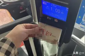 公交车上老年卡一刷，为啥提醒“出示健康码”？图片