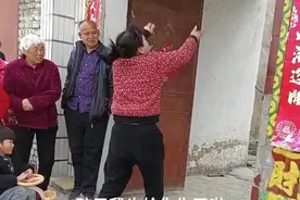 河南女子在门口喊：“孩子生了，又不要我了”！气的丈夫朝她扔鞋图片