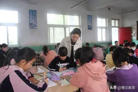 长葛市佛耳湖镇秋庄小学六年级：《鲁滨逊漂流记》阅读交流会图片