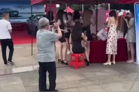 车展之上美女如云，一老人变换多个角度拍她们，路人：人老心不老图片