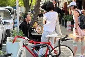 尼格买提坐三里屯路边举杯，和异性热聊接地气，异国婚多年无互动图片