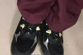 你的鞋子穿反了图片