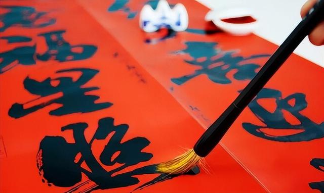 火葬场门口有一对联，上联：“早来晚来早晚都来”，下联真是绝了