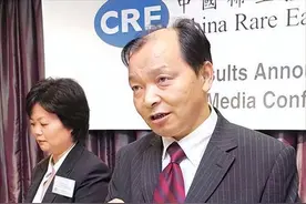 一顿饭90万生活奢侈，花2亿买跑车！父子联手挥霍败光百亿家产图片