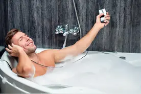 坚持洗冷水澡的男人，最后都怎样了？5个时刻不建议洗澡，或伤身图片