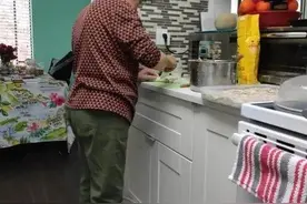 儿媳带闺蜜来家里小住，7天花了我3000块，她临走时叮嘱我去厨房图片