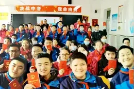 致敬宪法！这所学校，一位思政教师带领学生历经300天开展宪法诵读... ...图片