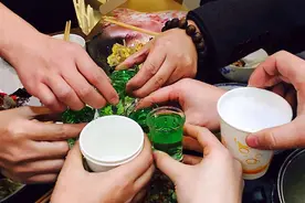 人体一个器官最怕你长期酗酒、暴饮暴食，出现3个表现，警惕是癌图片