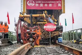 中尼铁路凿穿喜马拉雅山，解决尼泊尔人困难，印度为什么要反对？图片