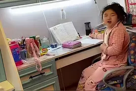 小童星李欣蕊因生病全身浮肿，边输液边学习，乖巧得让人心疼图片