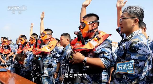 靠近“深海铁鲨”，带你了解潜艇兵的水下生活→