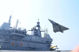 印度完成舰载机起降，视频暴露问题：航母仍是半成品、没有挡焰板图片