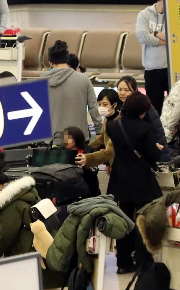 孙俪一家四口罕走机场，穿貂皮大衣像阔太太，一对儿女超可爱