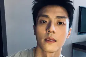 吴磊的哥哥爆火：186cm肌肉男神，好一个斯文败类！图片