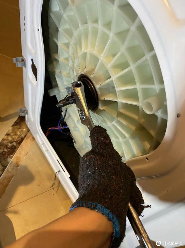 本来自己换滚筒洗衣机轴承想省钱,75元创造了我修过的最复杂物品