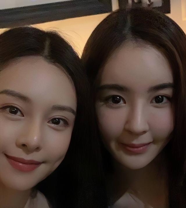 被赞钢琴女神的她,爱靠健身秀身材(李云迪老婆照片 妻子) - 冷求网