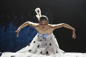 太辣眼睛了！男舞者躺在女舞者的怀中，这艺术真的不能理解图片