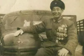 重庆90岁老农查出绝症，临终前取出20枚军功章给子女：带我回38军图片