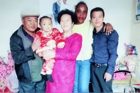 非洲姑娘与大16岁东北农民闪婚，婆婆诸多怨气，今离婚带儿回非洲图片