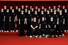 时代峰峻晒四代同框合照，TFBOYS坐前排C位图片