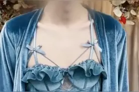 男模特直播间卖女性内衣被指擦边，商家回应：女同事都穿不了，只有他可以穿，大家凭本事吃饭图片