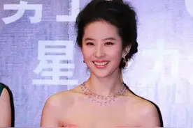 热巴的蝴蝶骨、钟楚曦的直角肩，女星的身材优点，压根不值得吹捧图片