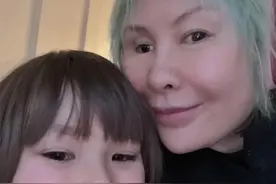 知名歌手罗琦现身德国，染绿发变化大，9岁混血儿子罕露面太像妈图片