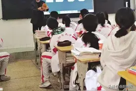 岳阳老师汪强将数学知识改编成歌曲 学生：上课就像开演唱会！图片