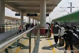 在昆明南站附近住一晚，第二天转车到西双版纳，车厢还是满满的图片