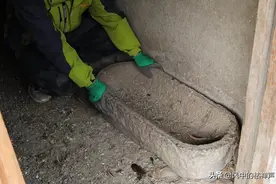 老人祖传整60年的猪食槽，花200元买下，用高压水枪冲洗后赚大了图片