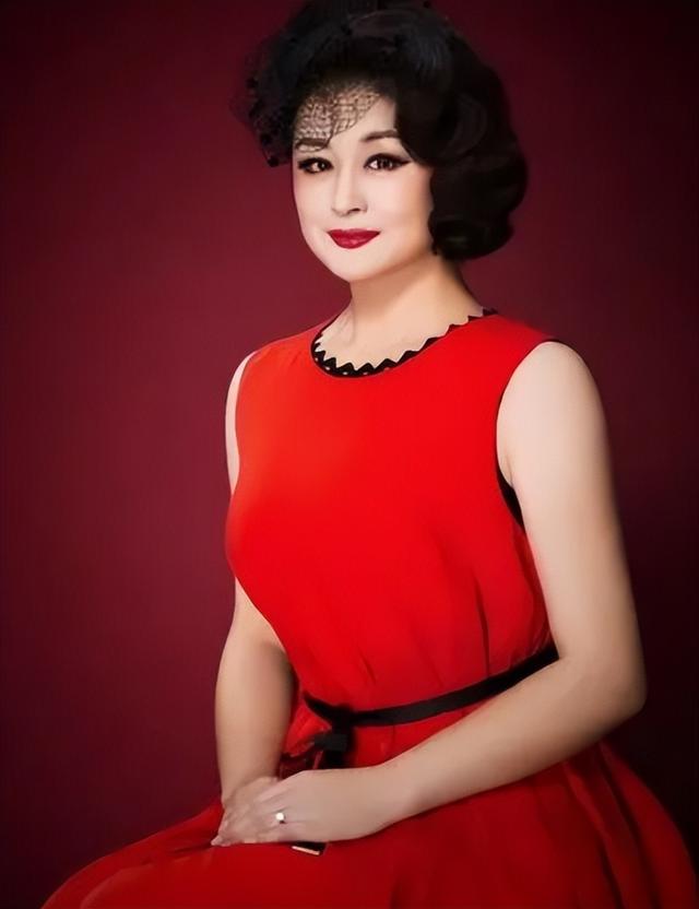 结婚20年无子,赵本山捧她15年,"谢大脚"于月仙的一生有多苦