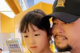 “鲁智深”罕晒女儿，五官精致继承妈妈颜值，父女牵手亲脸好温馨图片
