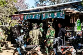 缅北贵慨街头一幕：啤酒、牛奶一律倒掉！香烟、咖啡现场泡图片
