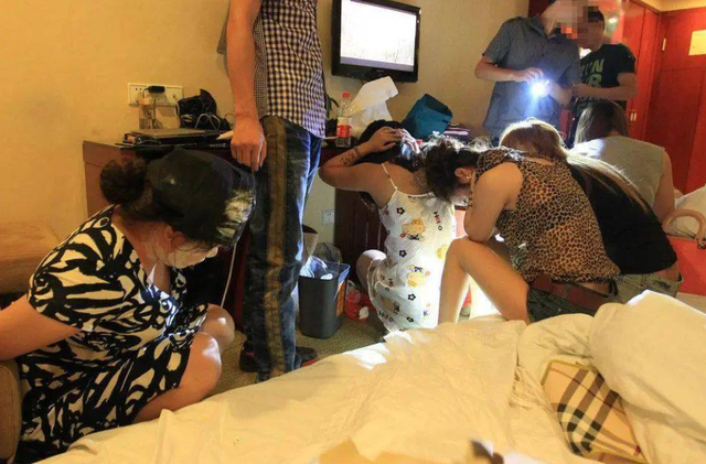 江苏一“鸭窝”被警方捣毁，卖淫者全是男性，女嫖客最小只有25岁