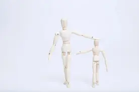 走路好似“踩棉花”，警惕胸椎管狭窄症图片