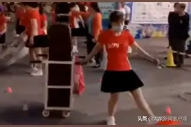 网传重庆一广场舞大妈与轮滑少年抢地盘，商场：已协调解决好场地图片