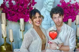 印度女星朴雅卡穿黄金胸衣，肤黑体胖也很美，和小10岁的丈夫很甜图片