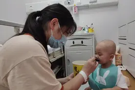 1岁女童出现血尿反复发高烧，被查出左肾长有肿瘤“已经和肾一样大了”图片