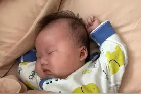 宝宝喜欢举手睡觉，妈妈：每天睡觉都要“投降”图片